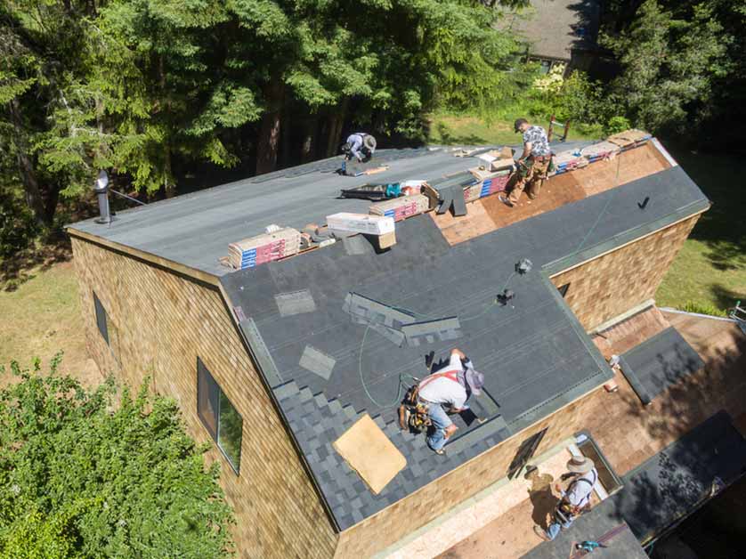 roof install working